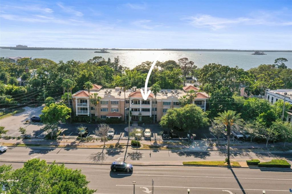 Image 5 of property listing at 950 BROADWAY 205, Dunedin, FL 34698