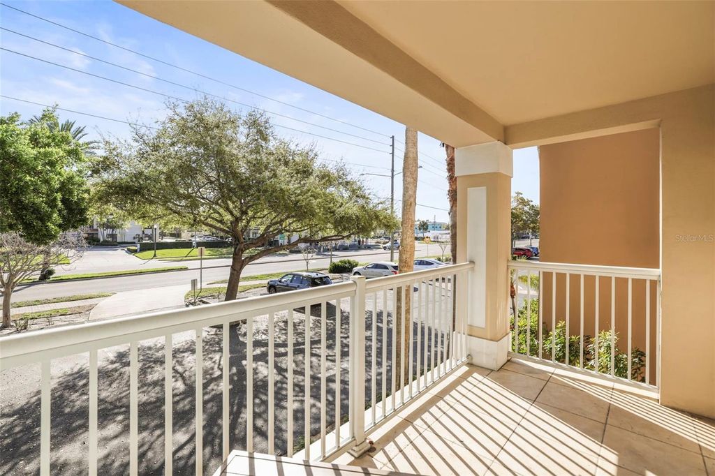Image 7 of property listing at 950 BROADWAY 205, Dunedin, FL 34698