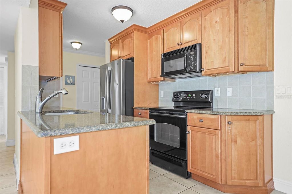 Image 8 of property listing at 950 BROADWAY 205, Dunedin, FL 34698