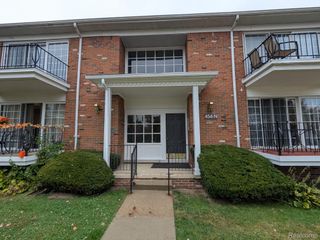 454 N Fox Hills Drive A-8, Bloomfield Charter Township, MI 48304