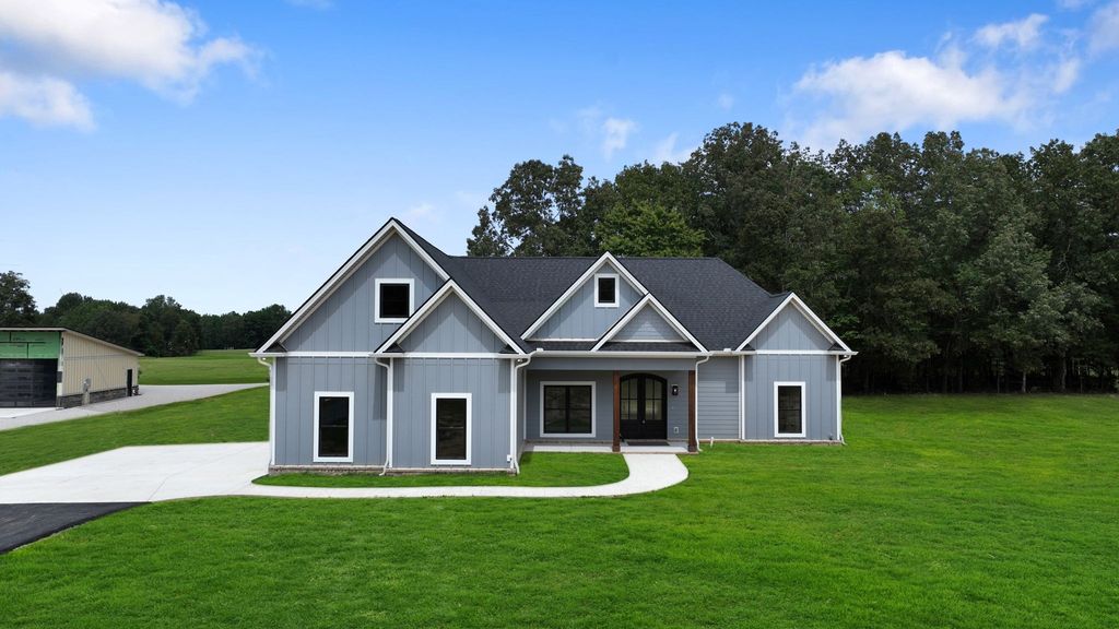 887 Ovoca Lake Rd, Tullahoma, TN 37388