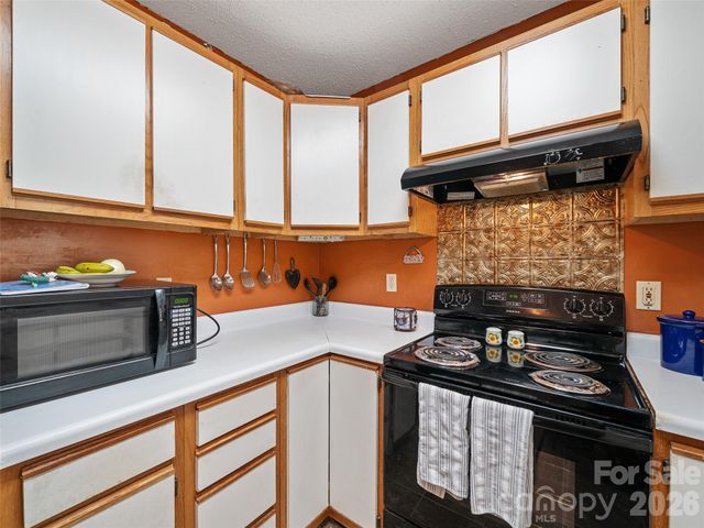 129 Kantagree Drive, Bakersville, NC 28705