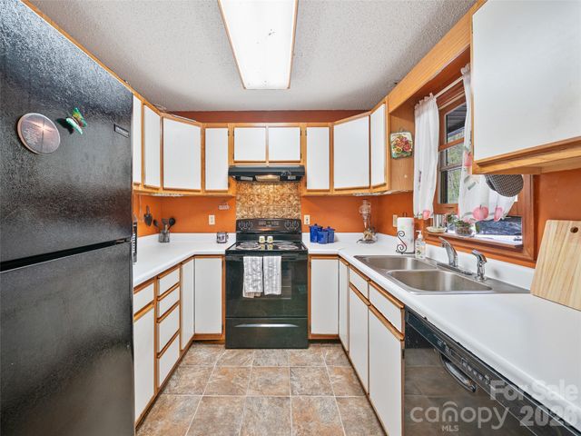 129 Kantagree Drive, Bakersville, NC 28705