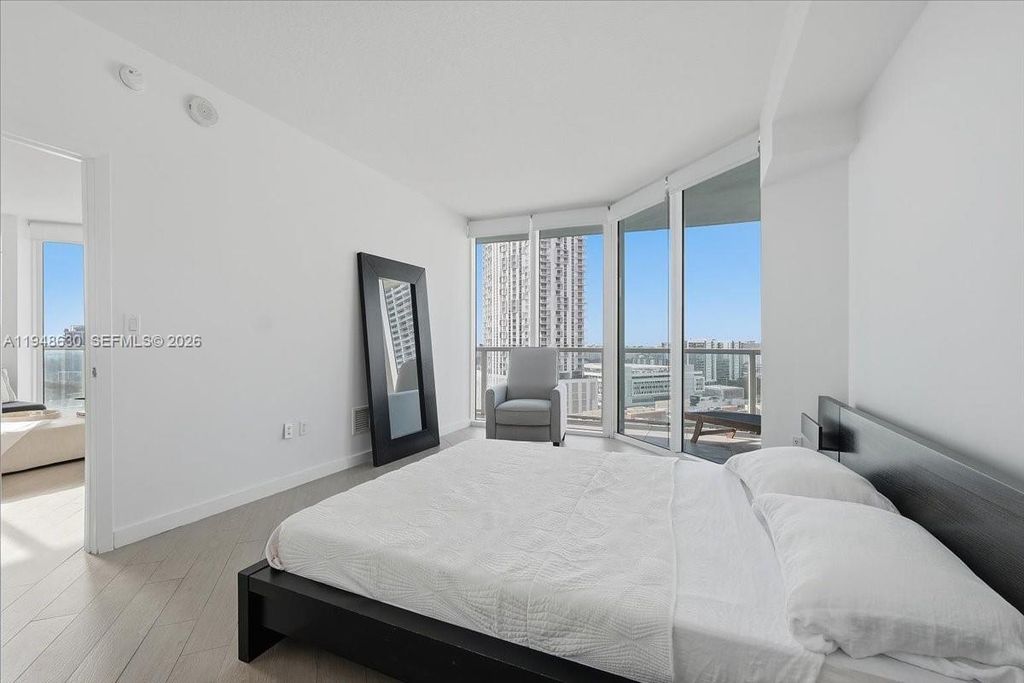 Image 34 of property listing at 1900 N Bayshore Dr 1518, Miami, FL 33132