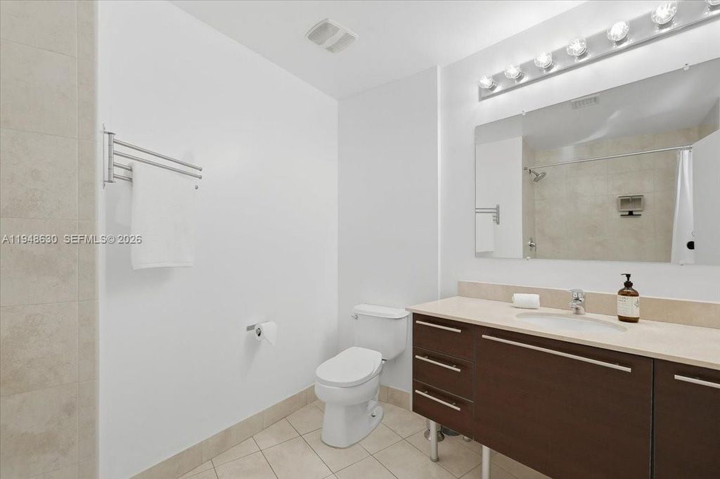 Image 36 of property listing at 1900 N Bayshore Dr 1518, Miami, FL 33132