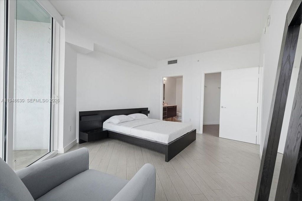 Image 38 of property listing at 1900 N Bayshore Dr 1518, Miami, FL 33132