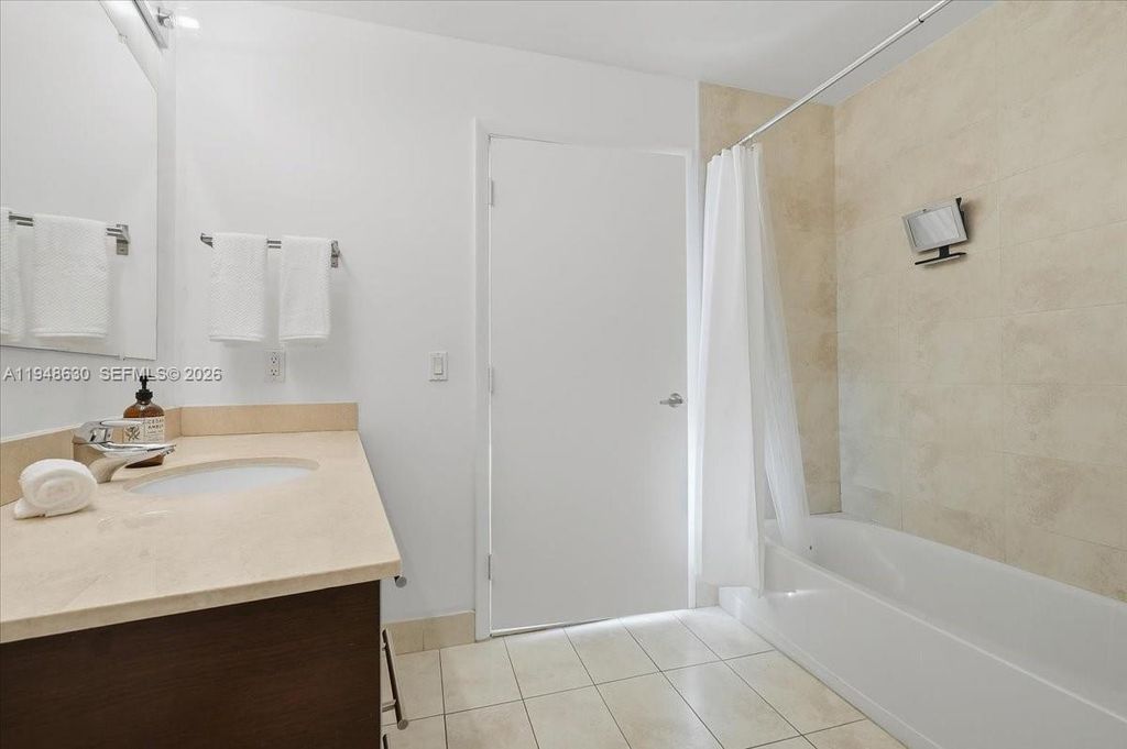 Image 40 of property listing at 1900 N Bayshore Dr 1518, Miami, FL 33132