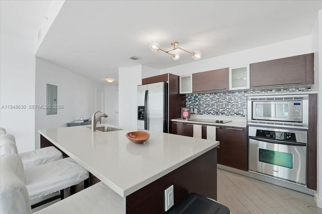 Image 7 of property listing at 1900 N Bayshore Dr 1518, Miami, FL 33132