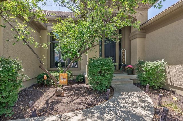 9638 Zarda Drive, Lenexa, KS 66227