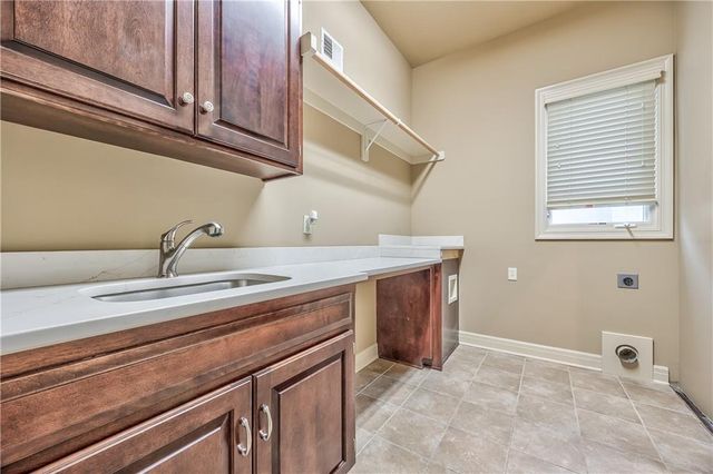 9638 Zarda Drive, Lenexa, KS 66227