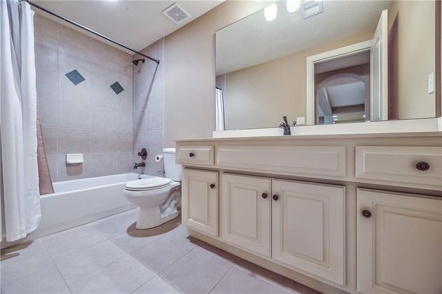 9638 Zarda Drive, Lenexa, KS 66227