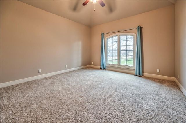 9638 Zarda Drive, Lenexa, KS 66227