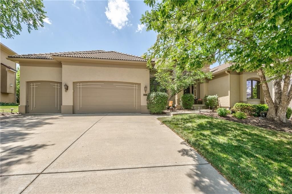 9638 Zarda Drive, Lenexa, KS 66227