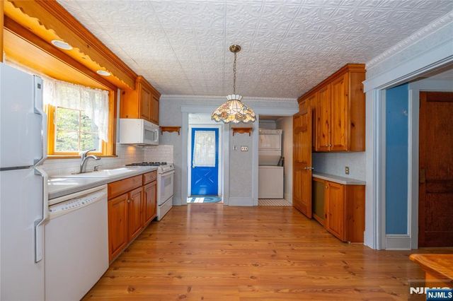 41 Center Street, Midland Park, NJ 07432