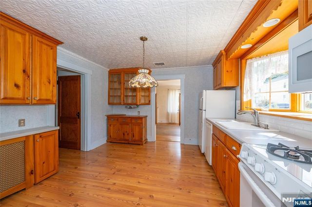 41 Center Street, Midland Park, NJ 07432