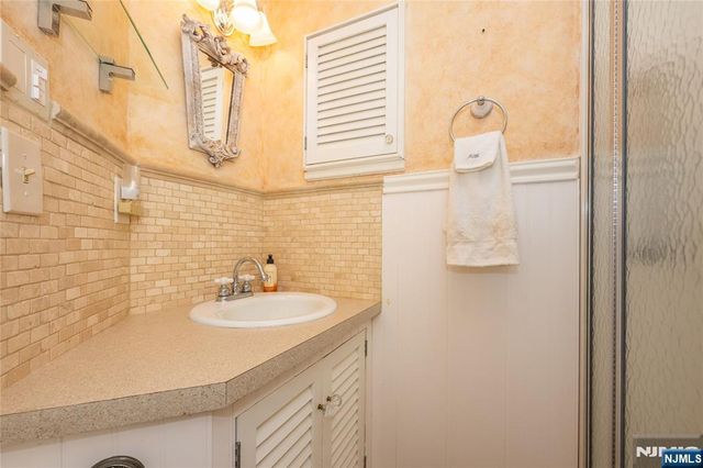 41 Center Street, Midland Park, NJ 07432