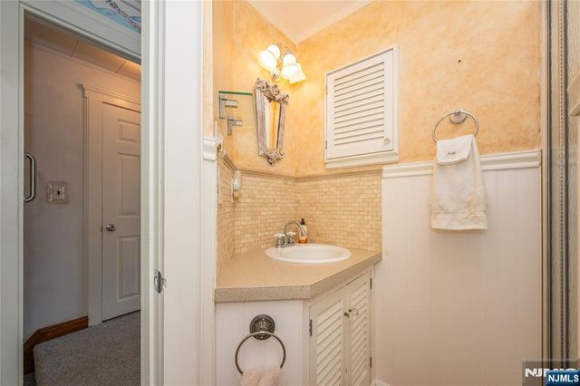 41 Center Street, Midland Park, NJ 07432