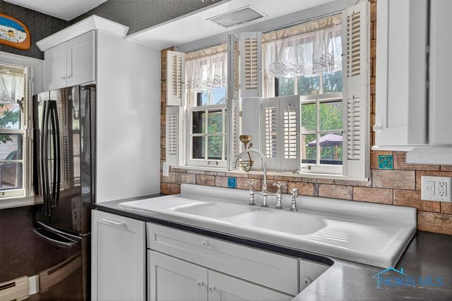 3329 Darlington Road, Ottawa Hills, OH 43606