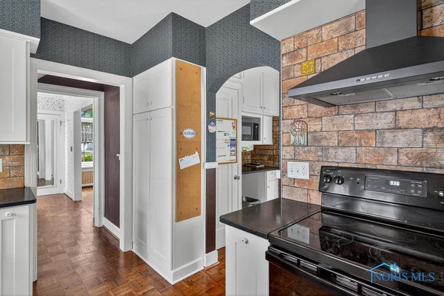 3329 Darlington Road, Ottawa Hills, OH 43606