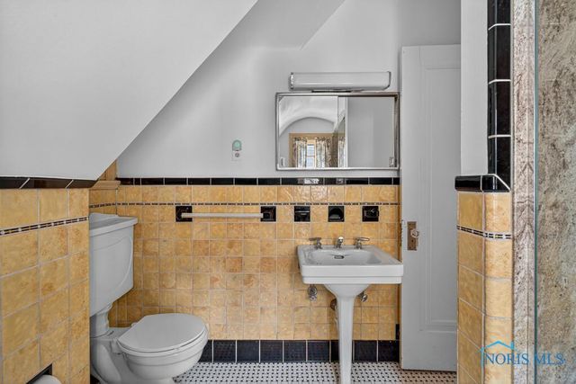 3329 Darlington Road, Ottawa Hills, OH 43606