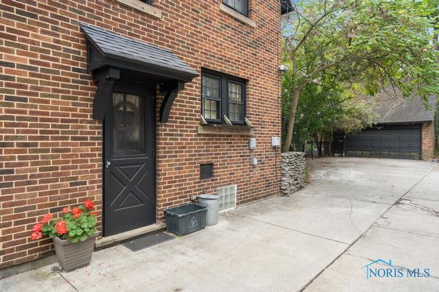 3329 Darlington Road, Ottawa Hills, OH 43606