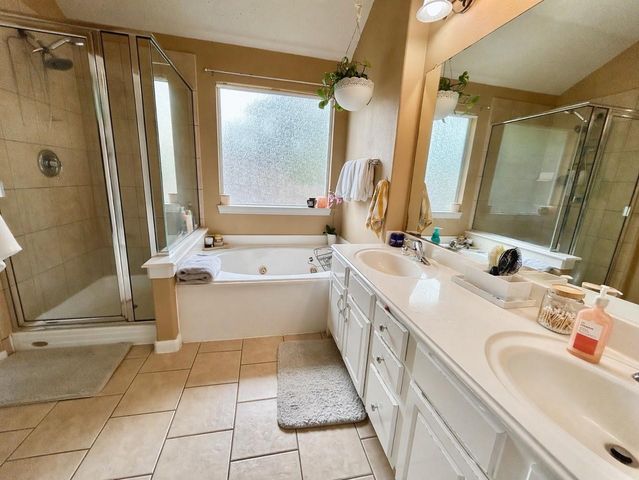 50 N Spinning Wheel Circle, The Woodlands, TX 77382