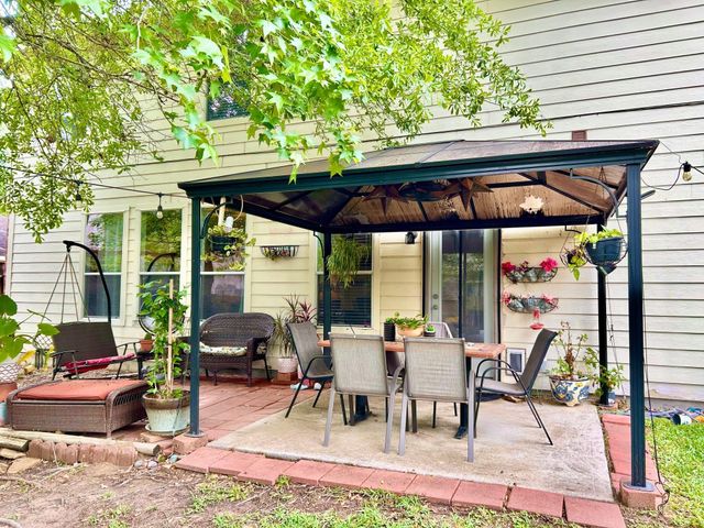 50 N Spinning Wheel Circle, The Woodlands, TX 77382