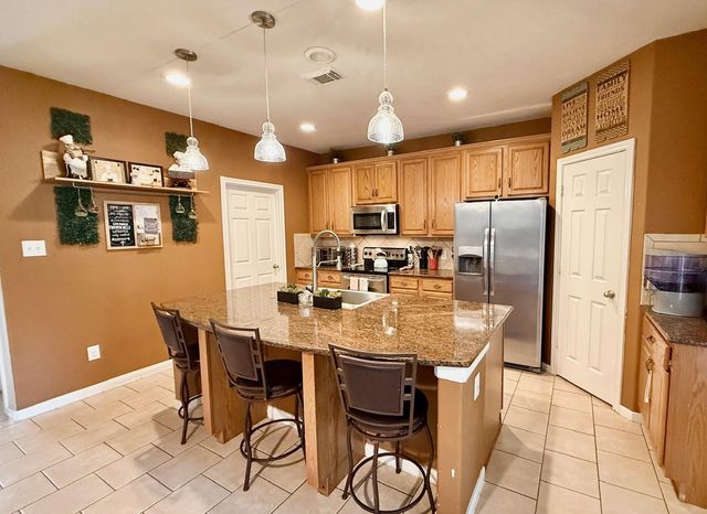 50 N Spinning Wheel Circle, The Woodlands, TX 77382