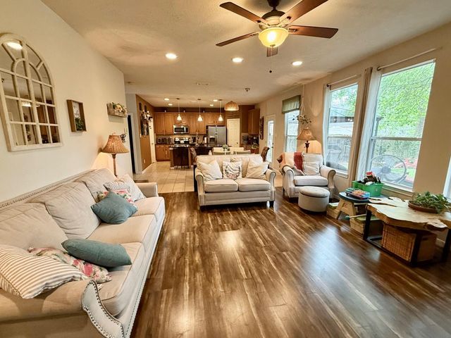 50 N Spinning Wheel Circle, The Woodlands, TX 77382