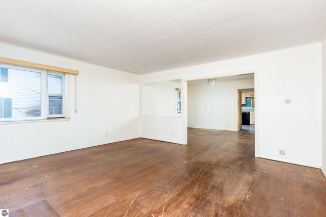 714 Leelanau Avenue, Frankfort, MI 49635