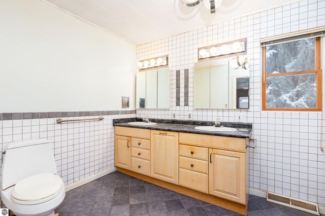 714 Leelanau Avenue, Frankfort, MI 49635