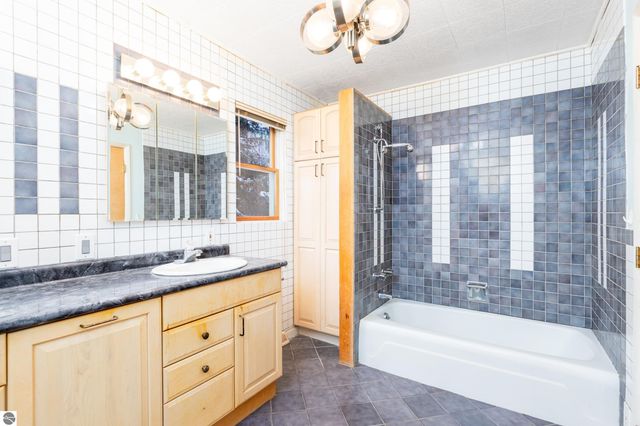 714 Leelanau Avenue, Frankfort, MI 49635