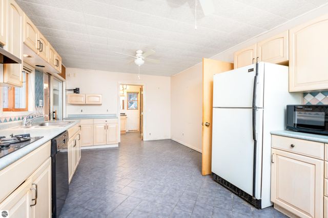 714 Leelanau Avenue, Frankfort, MI 49635