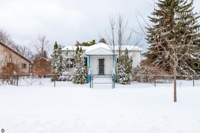 714 Leelanau Avenue, Frankfort, MI 49635