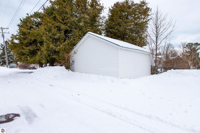 714 Leelanau Avenue, Frankfort, MI 49635