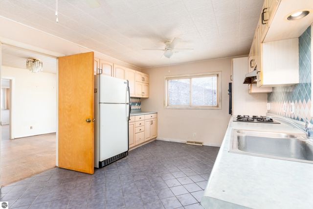 714 Leelanau Avenue, Frankfort, MI 49635