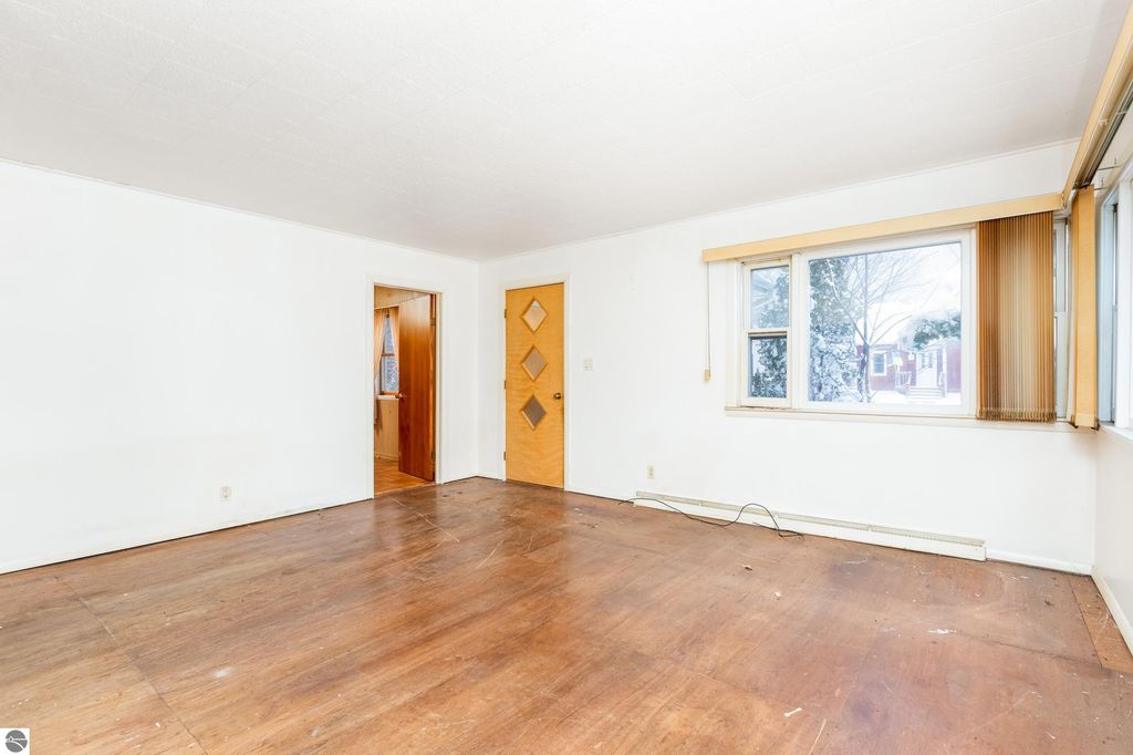 Image 10 of property listing at 714 Leelanau Avenue, Frankfort, MI 49635