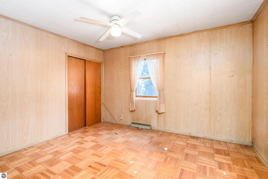 Image 12 of property listing at 714 Leelanau Avenue, Frankfort, MI 49635