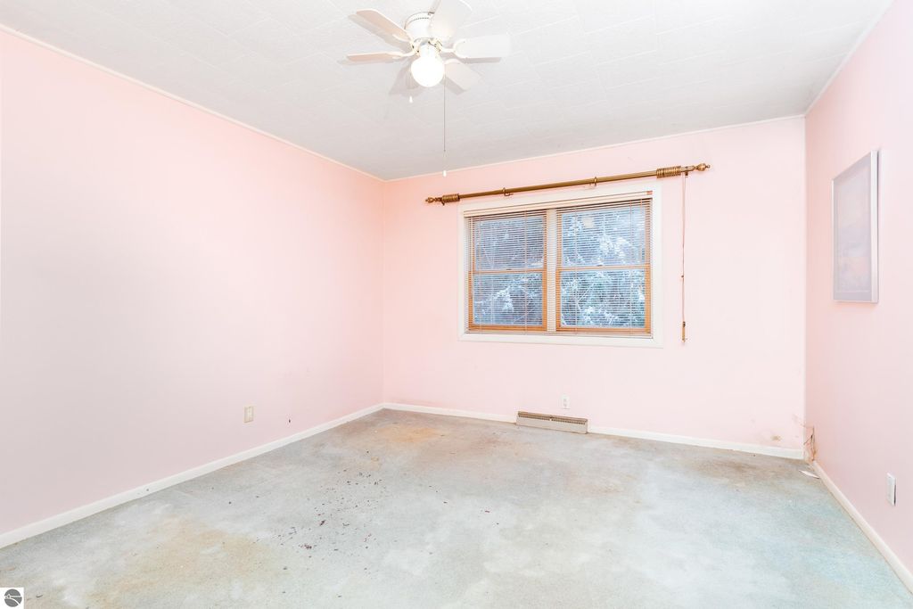 Image 13 of property listing at 714 Leelanau Avenue, Frankfort, MI 49635