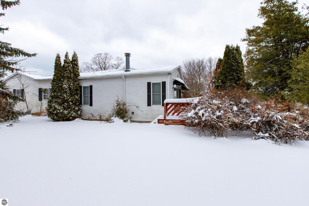 Image 19 of property listing at 714 Leelanau Avenue, Frankfort, MI 49635