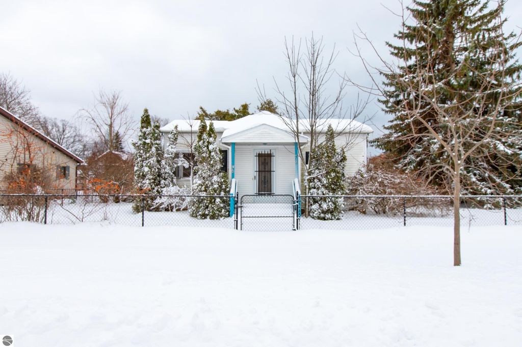 Image 2 of property listing at 714 Leelanau Avenue, Frankfort, MI 49635