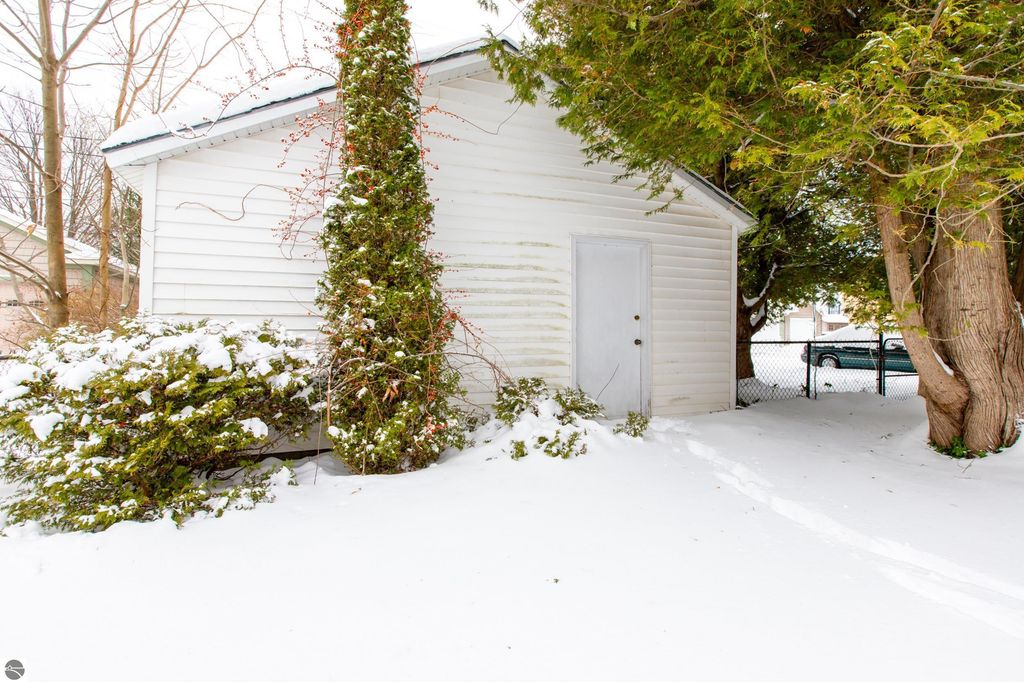Image 22 of property listing at 714 Leelanau Avenue, Frankfort, MI 49635
