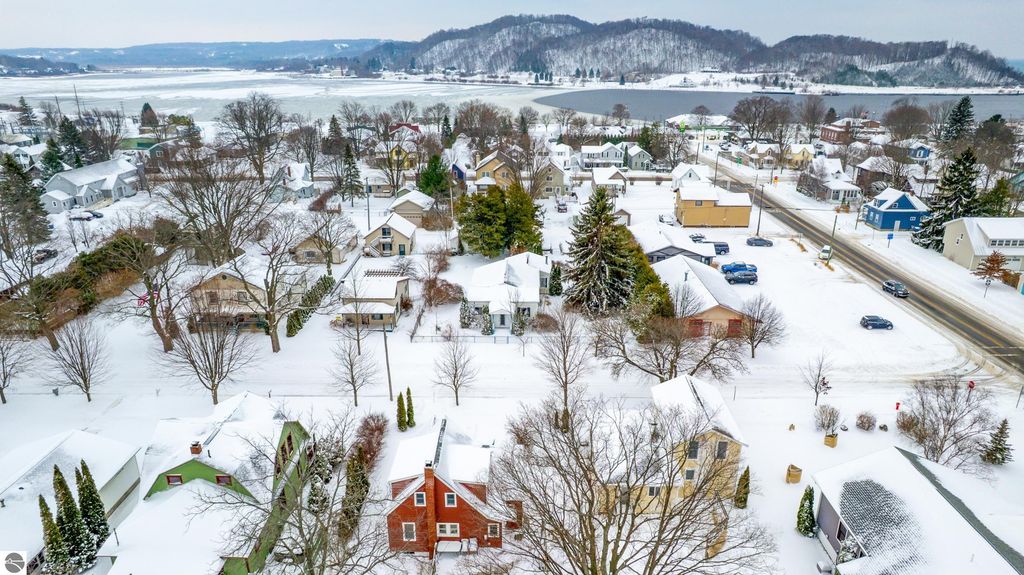 Image 24 of property listing at 714 Leelanau Avenue, Frankfort, MI 49635