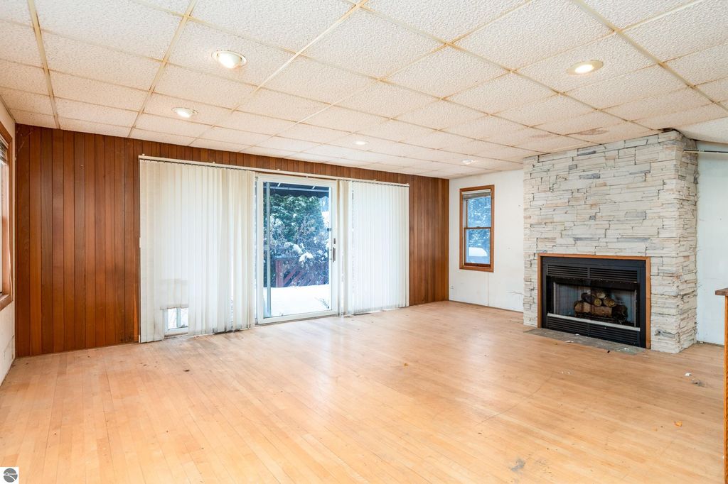 Image 4 of property listing at 714 Leelanau Avenue, Frankfort, MI 49635
