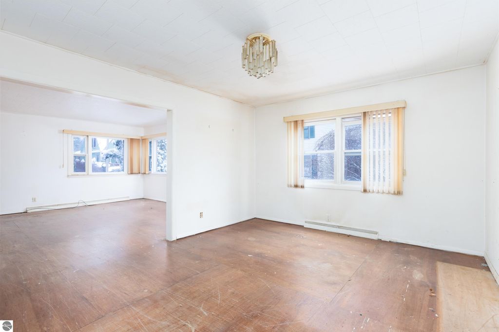 Image 7 of property listing at 714 Leelanau Avenue, Frankfort, MI 49635