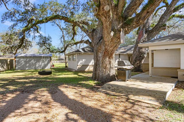 102 North Street, Columbus, TX 78934