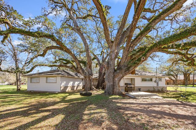 102 North Street, Columbus, TX 78934