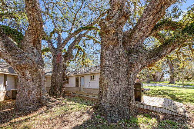 102 North Street, Columbus, TX 78934