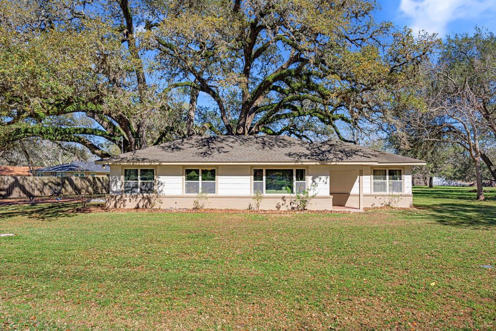 102 North Street, Columbus, TX 78934
