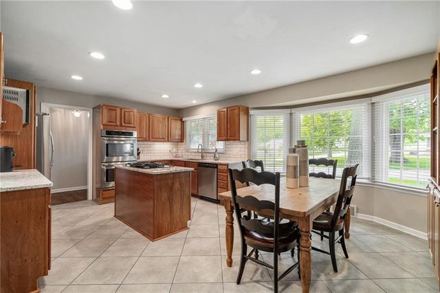 6525 Hodges Drive, Prairie Village, KS 66208
